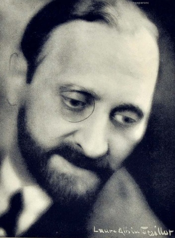 Edouard Benedictus discovers bullet-proof glass