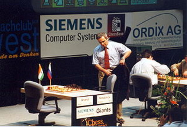 Una máquina lucha contra el hombre y gana (Big Blue gana al ajedrez al campeón mundial Kasparov)