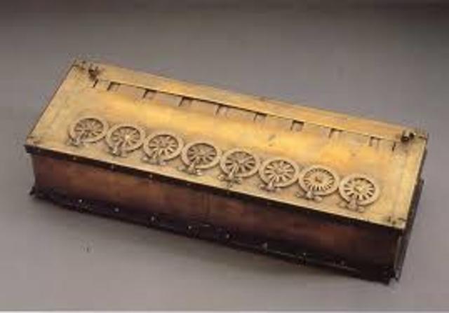 Blaise Pascal inventa la pascalina. Aquel dispositivo utilizaba una serie de ruedas de diez dientes en las que cada uno de los dientes representaba un dígito del 0 al 9