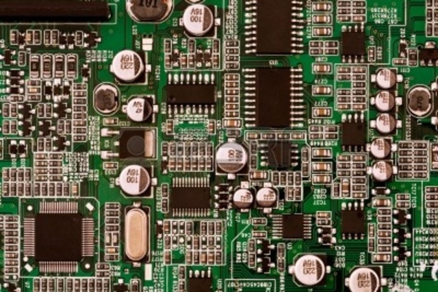 INICIA LA SEGUNDA GENERACIÓN CARACTERIZADA POR TRANSISTORES Y PLACAS DE SILICIO