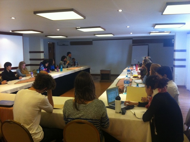 Jóvenes extranjeros y lideresas se reúnen para hablar de cambio climático