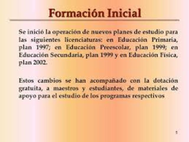 Se pone en operación la reforma de la educación normal y se inicia el cambio de planes y programas de estudio de la licenciatura de Educación Primaria