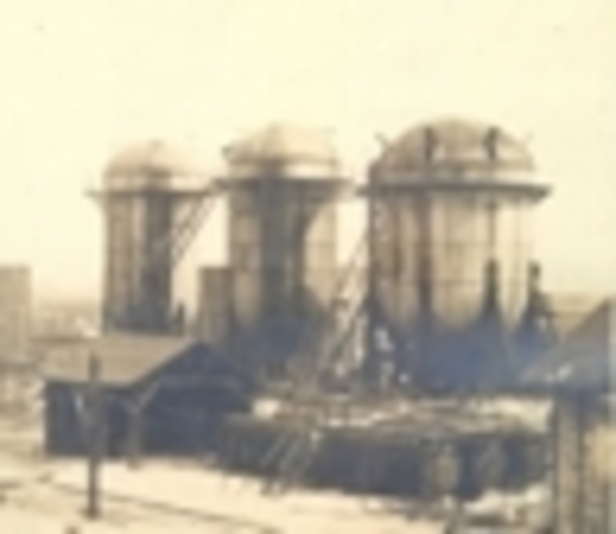 Fin del primer auge petrolero. La producción total de este año alcanza la cifra record de 193.4 millones de barriles. México ocupa la segunda posición como productor mundial de petróleo.