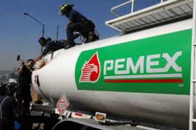 Las producción total anual de PEMEX desciende notablemente a 35.1 millones de barriles (14.8 millones menos que en 1937).