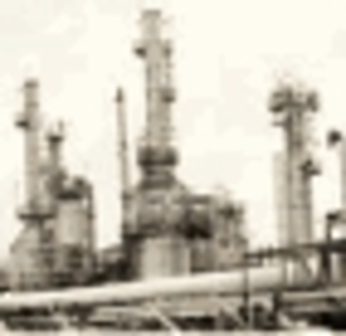 Se construyen dos refinerías nuevas en Salamanca y Reynosa que complementan la refinería 18 de Marzo  y PEMEX incrementó el volumen total de destilación primaria en 315% y la producción con base en la desintegración catalítica en 369%.