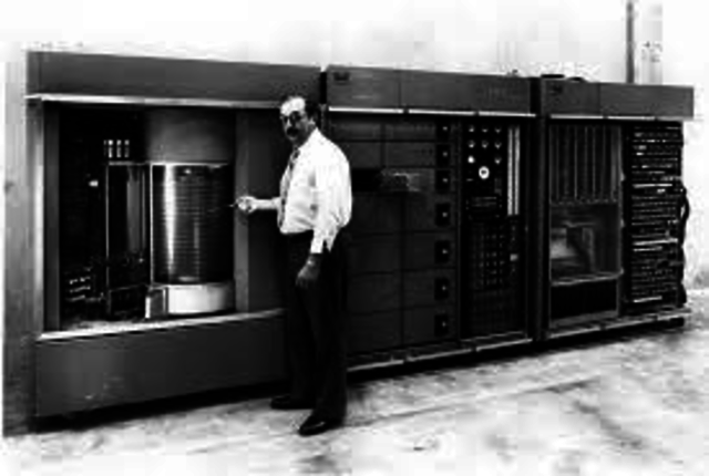 4 de septiembre de 1956: Lanzamiento de IBM 205 RAMAC (5MB de disco duro pesaba una tonelada