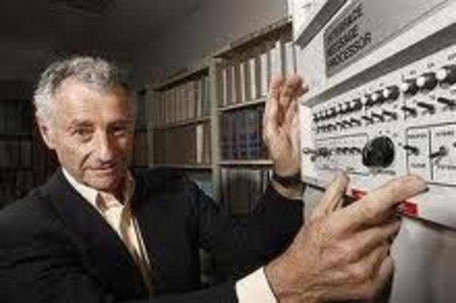 Leonard Kleinrock del Massachusetts Institute of Technology publica una primera teoría sobre la utilización de la conmutación de paquetes para transferir datos.