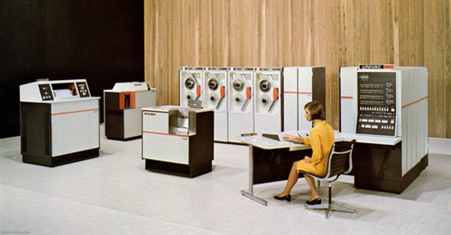 Univac presenta su computadora modelo 9400.