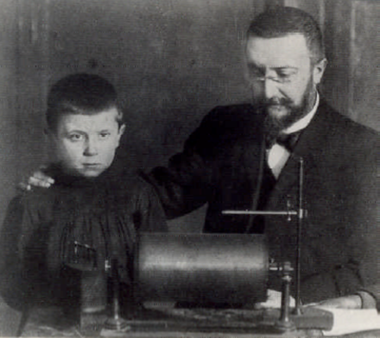 Alfred Binet con infante aplicando una prueba.