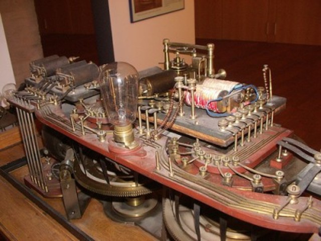 Primer aparato de radio  control llamado Telekino