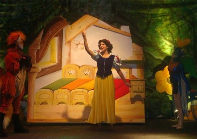 Performing "Snow White & the 7 dwarves"