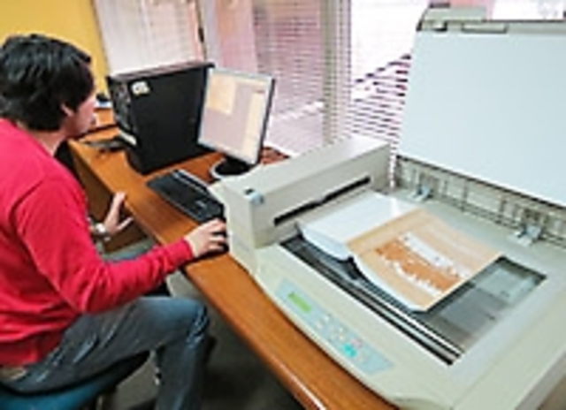 Se recibe una donación de equipos para digitalizacion de material bibliografico impreso