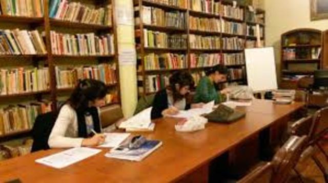 SEMEJANZAS Y DIFERENCIAS ENTRE BIBLIOTECOLOGIA Y CIENCIAS DE LA INFORMACION 1990