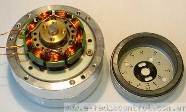 Usaban pequeños anillos magnéticos para almacenar información e instrucciones. cantidad de calor y eran sumamente lentas.