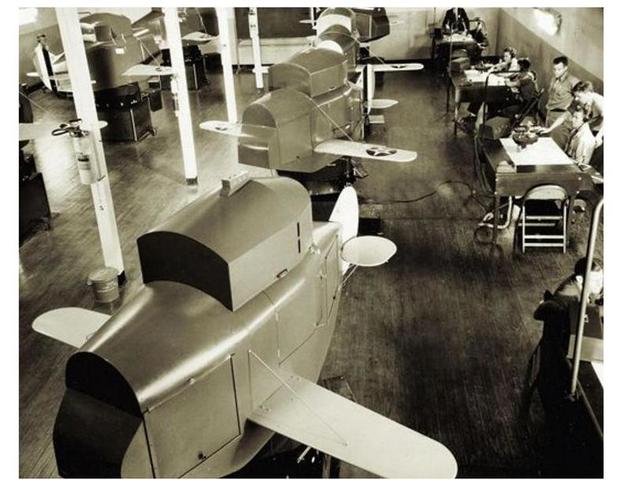 La marina de los Estados Unidos desarrolla el primer simulador de vuelo, "Whirlwind I".