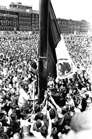 el rector de CU izó bandera nacionala media asta en señal de luto