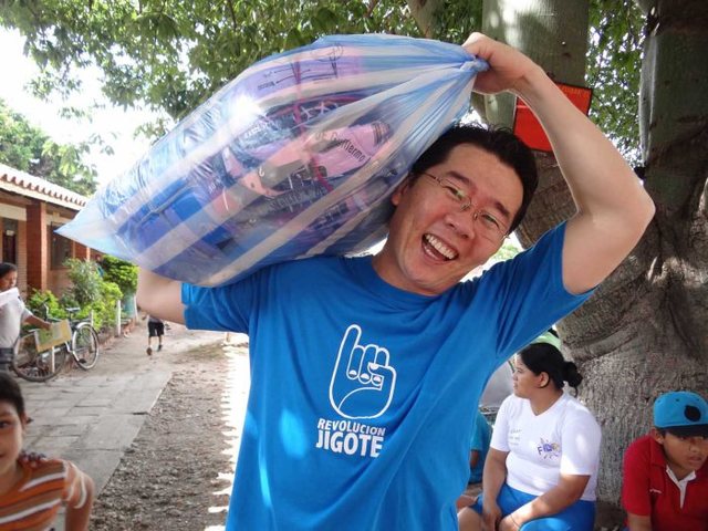 Colegios Jigote: Entrega de Poleras en UE Guillermo Weisse