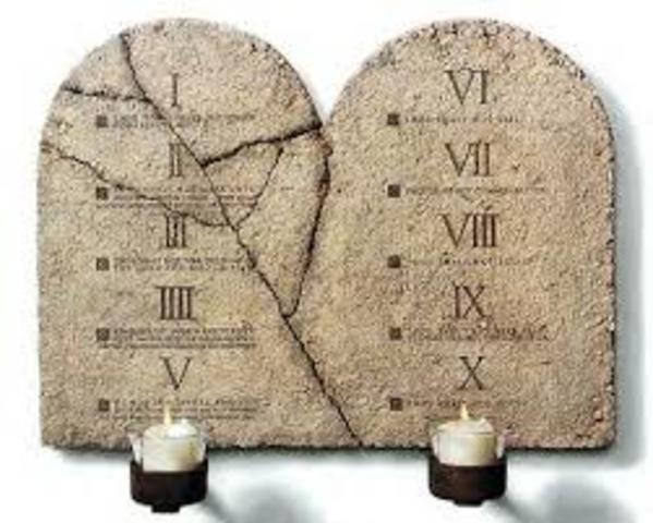 451 A. C. Ley de las XII Tablas, que fija por escrito los derechos de los plebeyos.