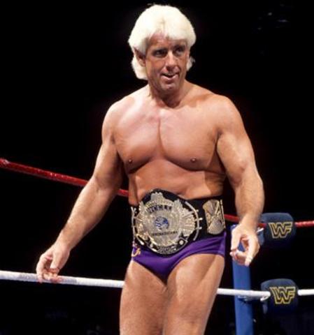 Ric Flair, con su espectacular "Wooo" se consagró campeón de la WWE. Su sangre sigue presente, pues su hija, Charlotte pertenece a las divas de lacompañía.