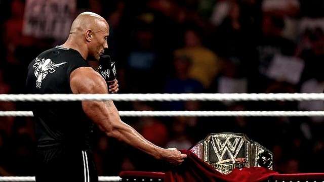 The Rock, actual actor y ex lcuhador de la compañía se alzó con eltítulo de la WWE en el Survivor Series de 1998