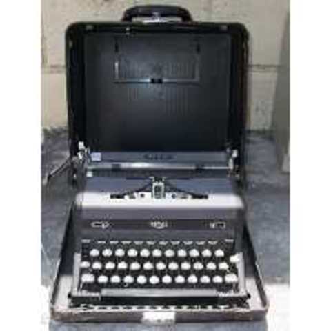 Primer maquina de Escribir  portatil IBM