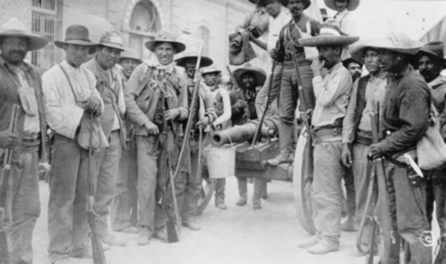 Madero cruza la frontera para encabezar el movimiento revolucionario.