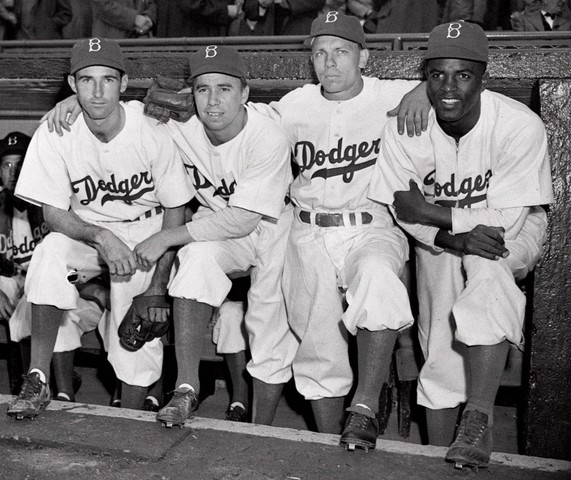 jackie robinson intergrates major league basball