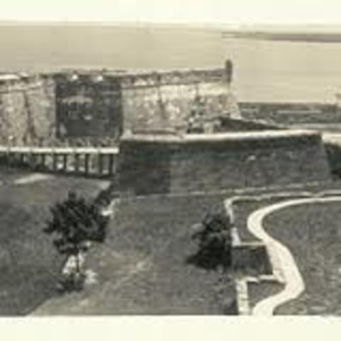 Spanish establish St. Augustine, Florida