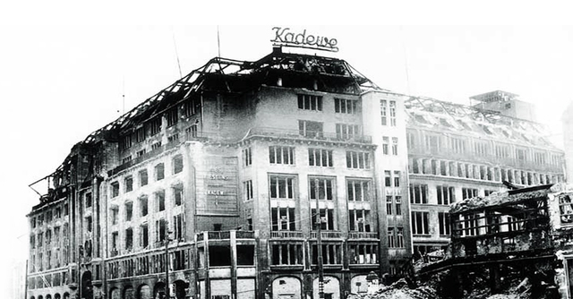 Flugzeug stürtz in das KaDeWe