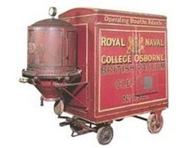 Engine-powered vacuum cleaner