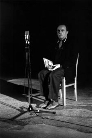 Alvin Lucier records "I am Sitting in a Room"