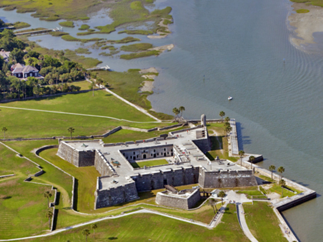 Spanish create fortress at St. Augustine, Florida.