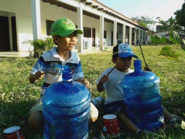 Batucada con botellones de agua y algo más