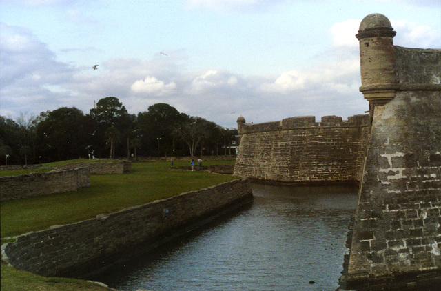 Spanish build fortress at St. Augustine