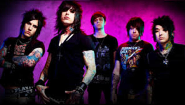 Does a concert with Ronnie Radke