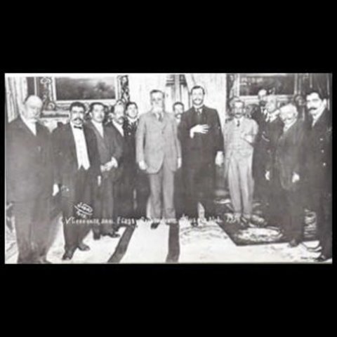 Carranza desconoce la convención y se establece en Veracruz.