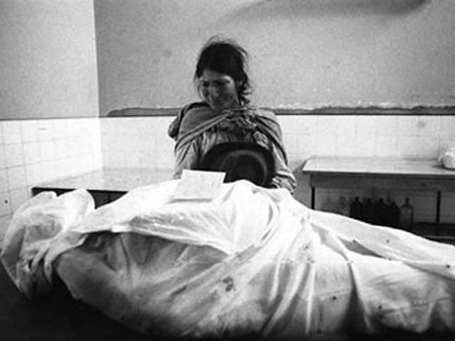 Integrantes de Sendero Luminoso irrumpen en la comunidad de Lucanamarca, Ayacucho, y dan muerte a 69 comuneros.