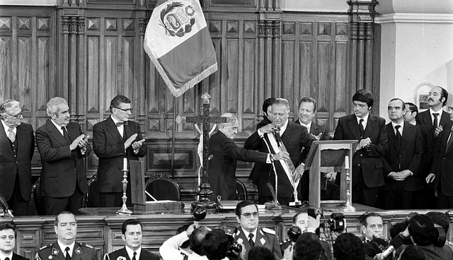 Fernando Belaunde asume la Presidencia de la República por segunda vez.