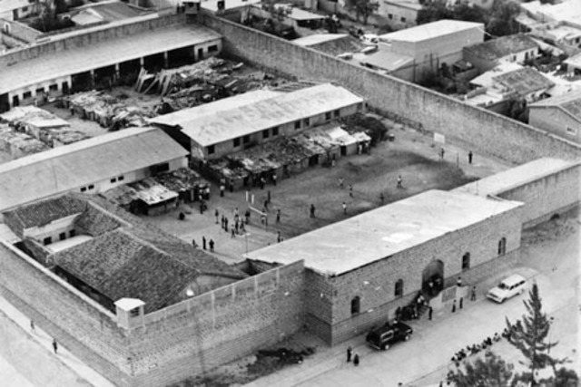 Senderistas asaltan la cárcel de Huamanga, Ayacucho. Fugan 304 presos entre los cuales figura Edith Lagos.