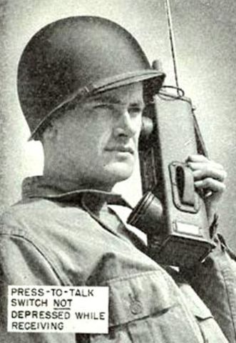 El handie talkie y su similar walkie-talkie (Año 1940)