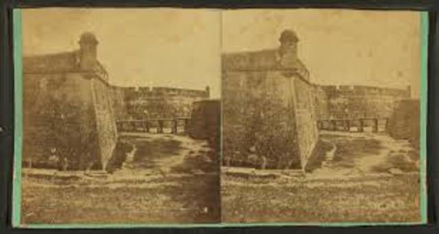 Spanish build fortress at St. Augustine