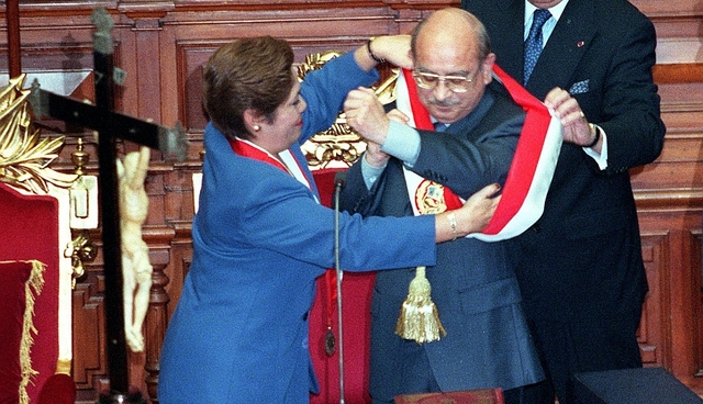 Valentín Paniagua asume el cargo de Presidente de la República.