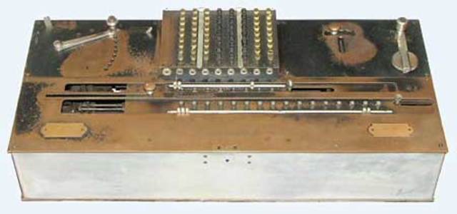Otto Steiger desarrolla la primera calculadora automatica, la millonaria.