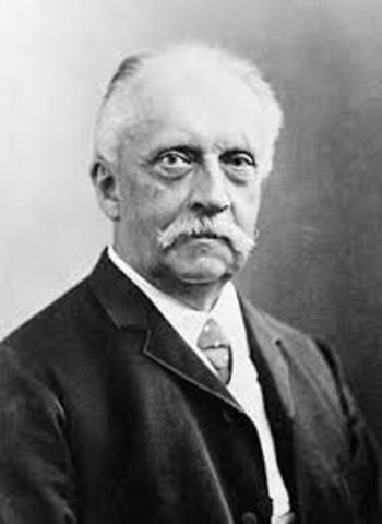 Nace Hermann Ludwigvon Helmholtz
