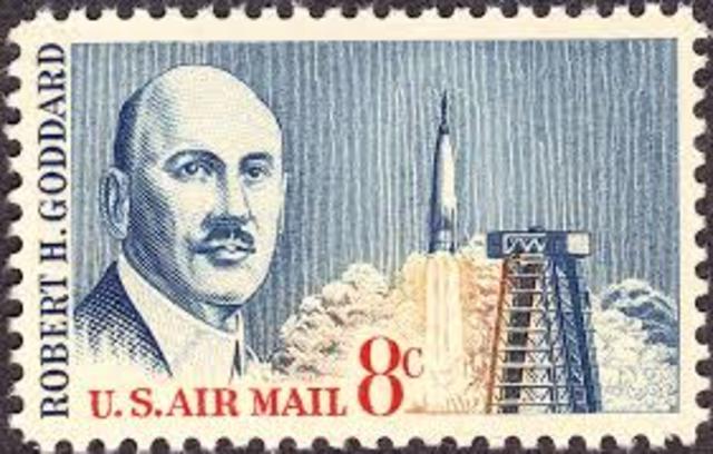 Robert Goddard begins writing about Rockets and how they work
