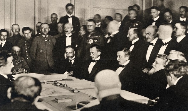 The Germans and Russians declare peace.