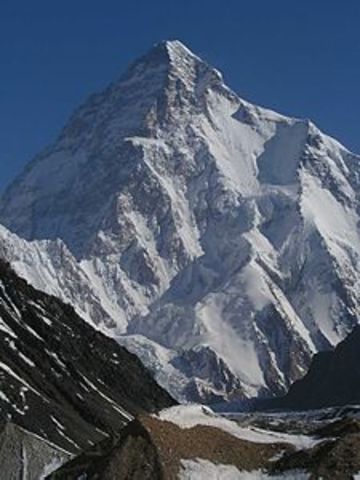 Ardito Desio raggiunge per la prima volta la vetta del K2