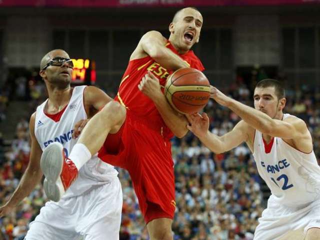 Solamente los jugadores inscritos en el acta del encuentro tiene derechos a calentar en los  20 minutos que preceden al inicio del encuentro.