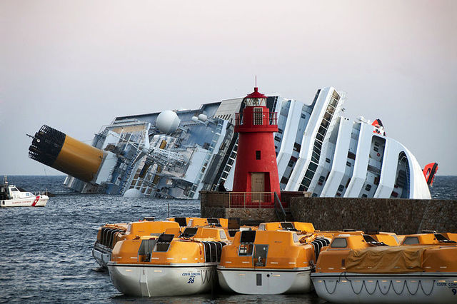 Naufraga la nave da crociera Costa Concordia.