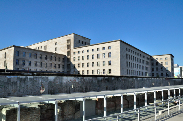 CONSTRUCCION MURO DE BERLIN.